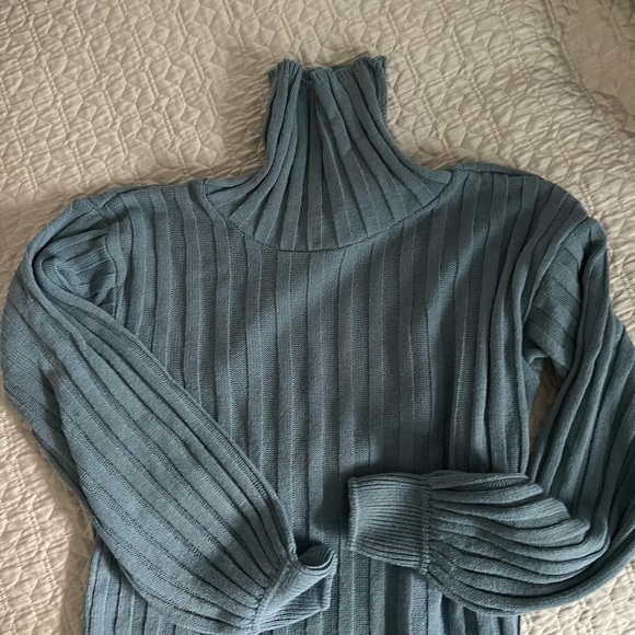 Two ‘Pretty Little Thing’ turtleneck, cropped sweaters in fantastic condition! - Picture 6 of 8